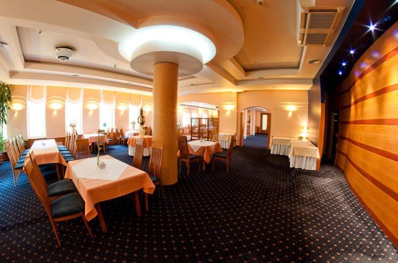Hotel Naramowice بوزنان المطعم الصورة